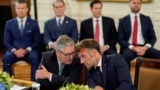 (На переднем плане) премьер-министр Великобритании Кир Стармер и президент Франции Эммануэль Макрон